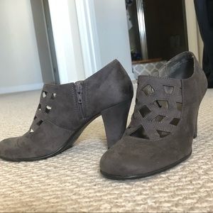 Cute gray Aerosoles cut-out booties
